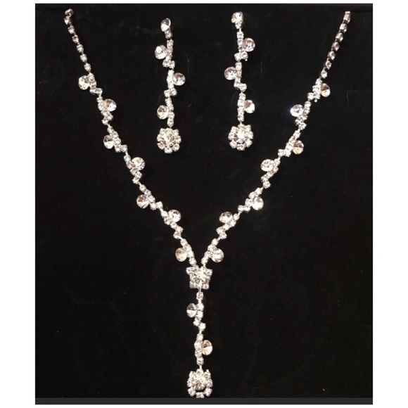 Fashion Jewelry Jewelry - 💕🆕 New Rhinestone Necklace & Earrings Set
